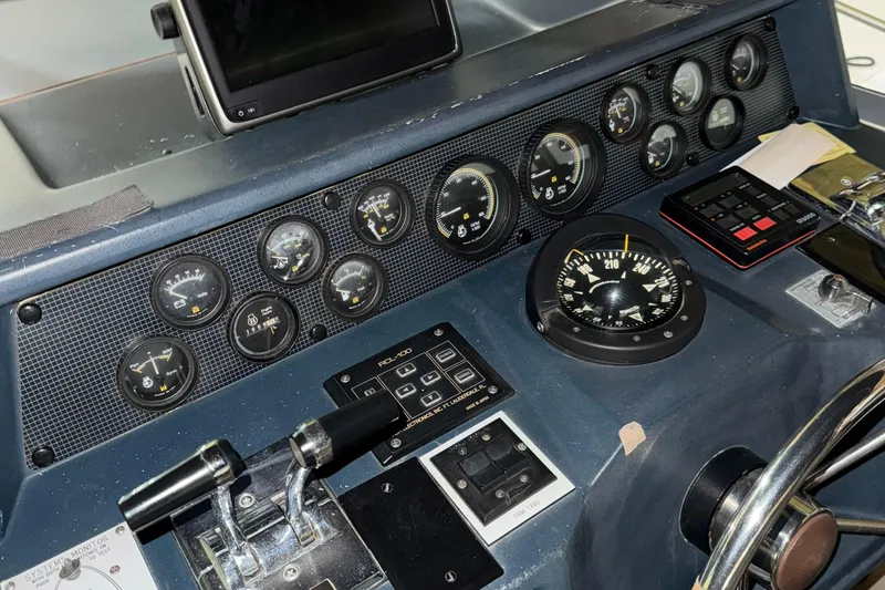 Slide: The Image of Sea Ray 340 Express Cruiser 1986 - 10