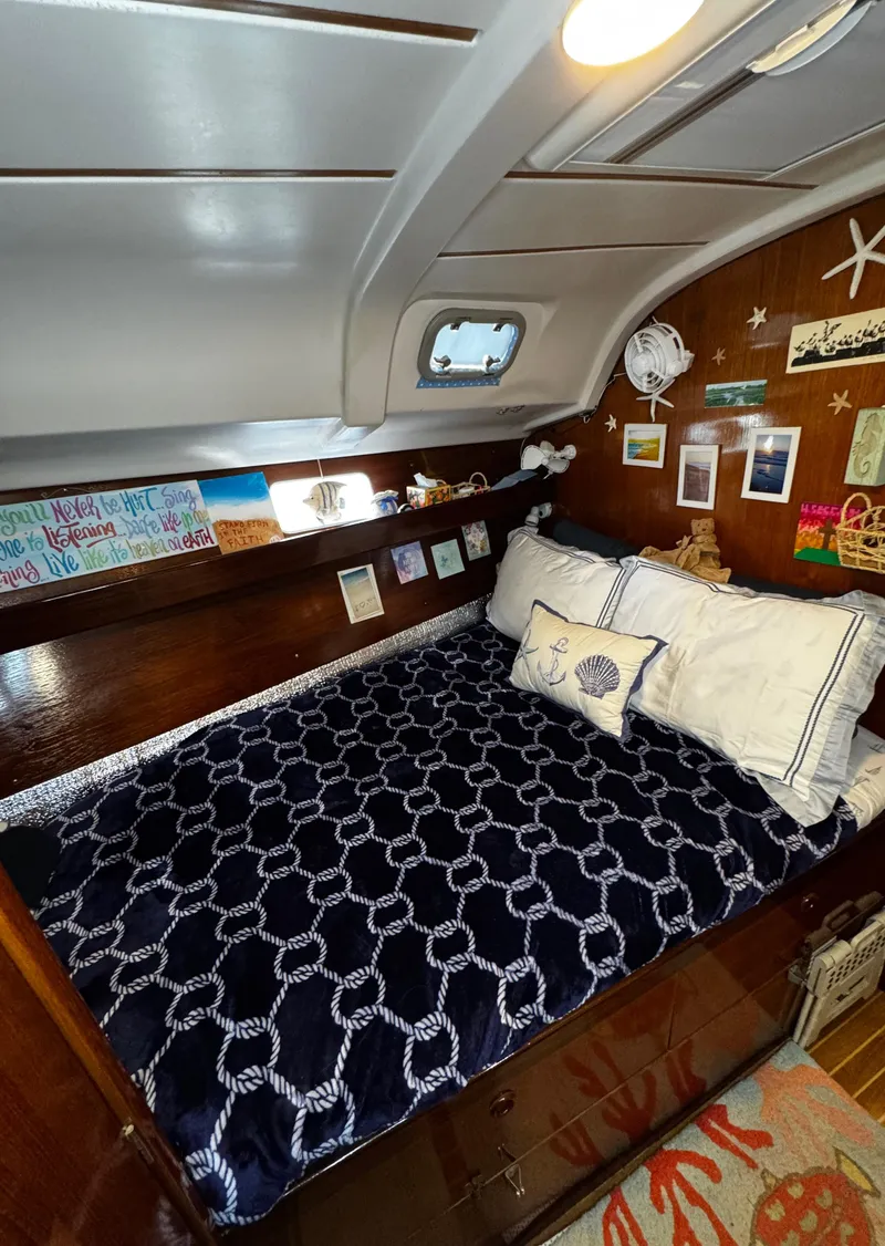 Slide: The Image of Water gauge on 1994 Beneteau 40 yacht, showing full level. - 70