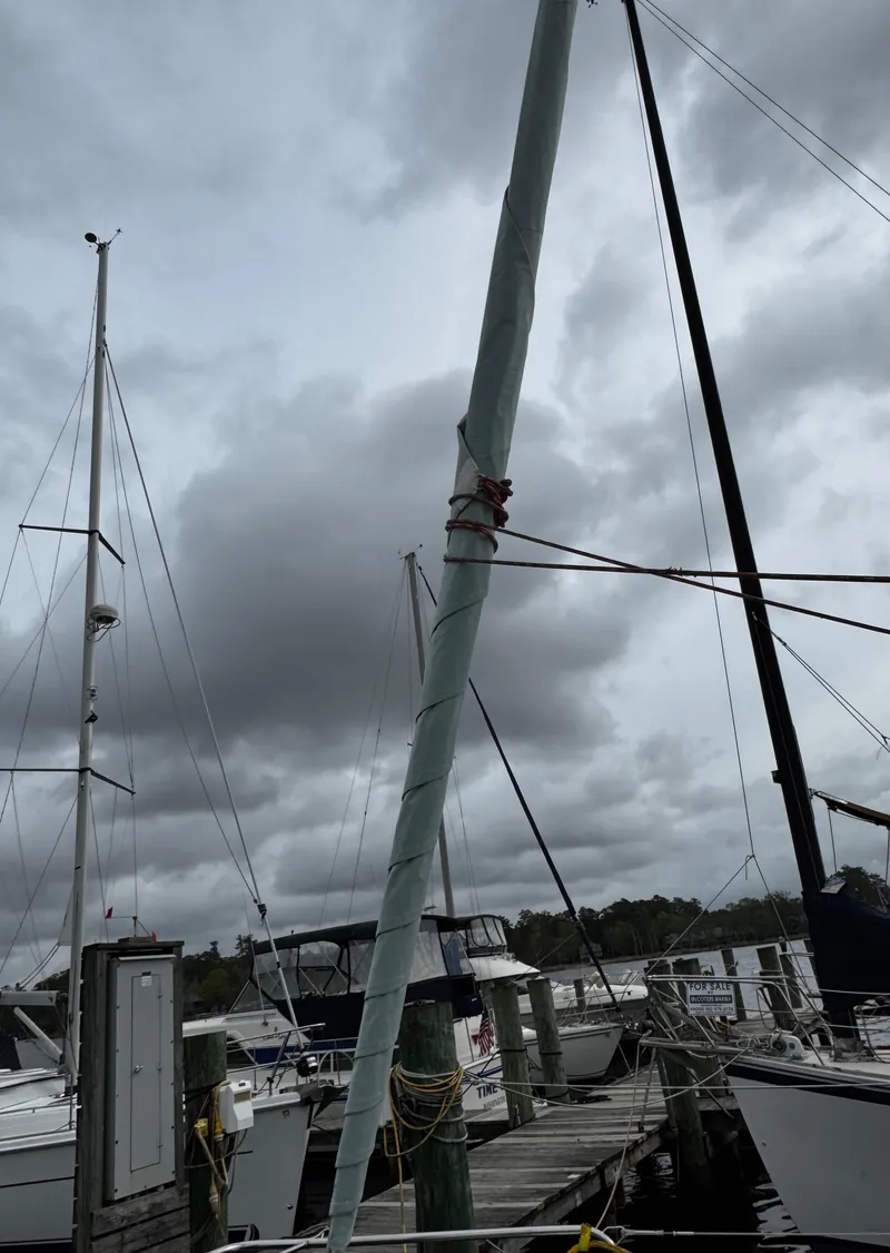 Slide: The Image of 1994 Beneteau Moorings 40.5 - 9