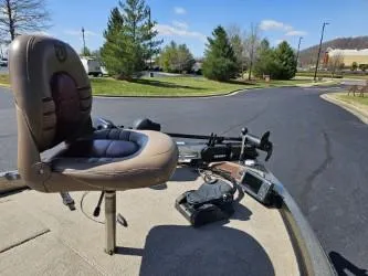 Slide: The Image of 2000 Ranger 520VX boat with seat and equipment on a sunny day. - 10