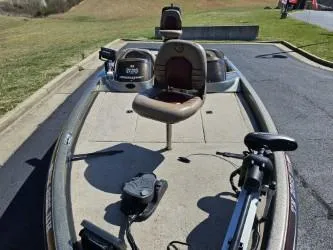Slide: The Image of 2000 Ranger 520VX fishing boat with seating and equipment on a sunny day. - 9