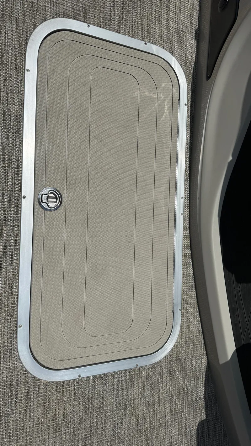 Slide: The Image of 2023 Barletta Lusso 23UC boat hatch on textured flooring. - 28