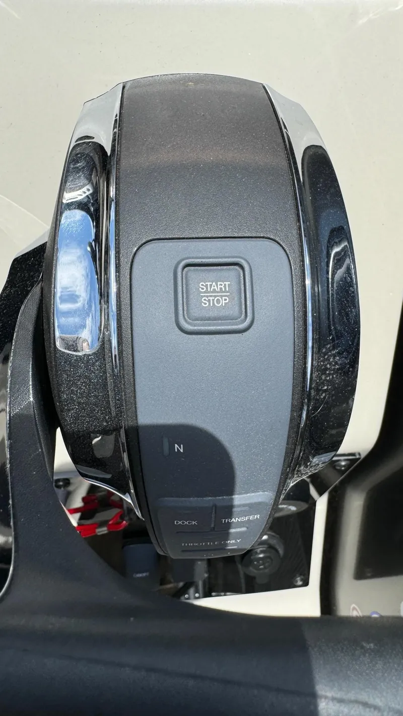 Slide: The Image of 2023 Barletta Lusso 23UC throttle control with start/stop button. - 31