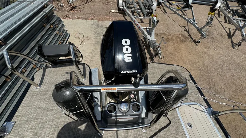 Slide: The Image of 2023 Barletta Lusso 23UC with Mercury 300 outboard engine, viewed from above. - 42