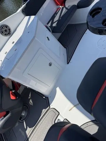 Slide: The Image of Hurricane SunDeck 2690 OB 2025 - 12