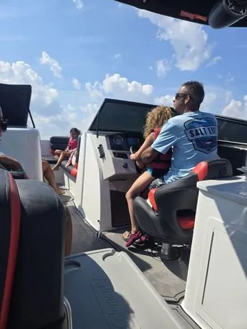 Slide: The Image of Hurricane SunDeck 2690 OB 2025 - 45