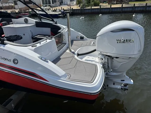 Slide: The Image of Hurricane SunDeck 2690 OB 2025 - 8