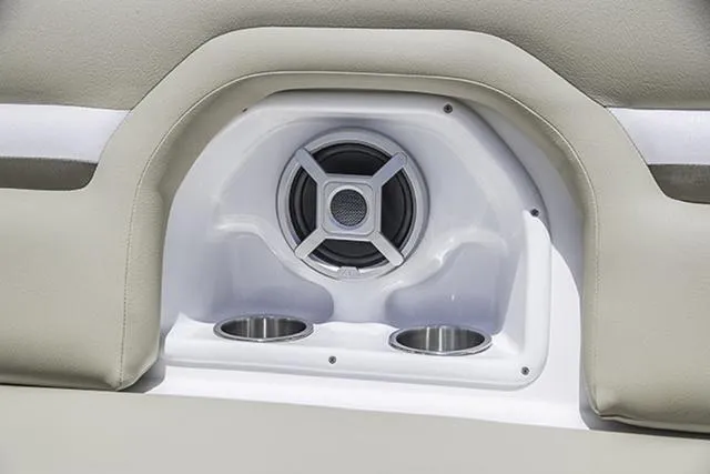 Slide: The Image of Hurricane SunDeck 2486 OB 2025 - 25