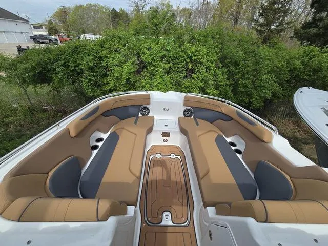 Slide: The Image of Hurricane SunDeck 2400 OB 2025 - 10