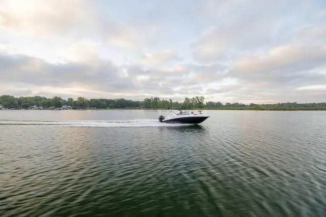 Slide: The Image of Hurricane SunDeck 2400 OB 2025 - 21