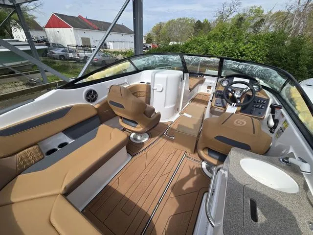 Slide: The Image of Hurricane SunDeck 2400 OB 2025 - 4