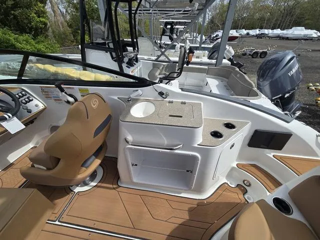 Slide: The Image of Hurricane SunDeck 2400 OB 2025 - 6