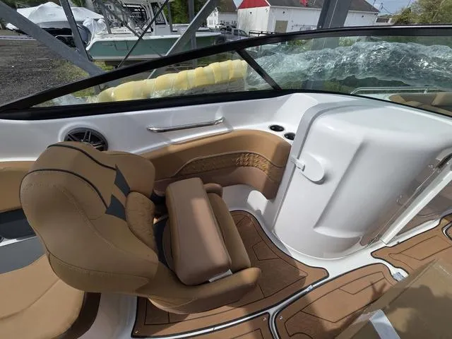 Slide: The Image of Hurricane SunDeck 2400 OB 2025 - 8