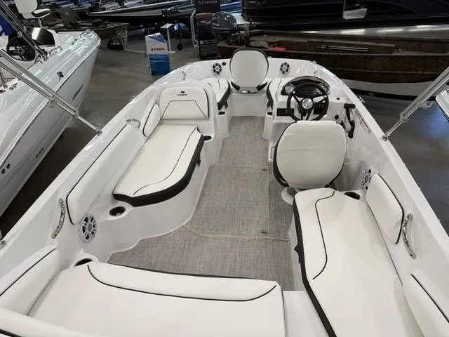 Slide: The Image of Stingray 182SC 2026 - 2