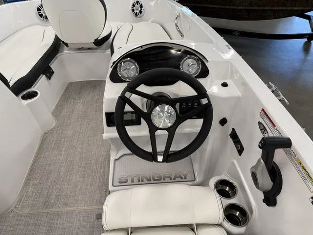 Slide: The Image of Stingray 182SC 2026 - 3