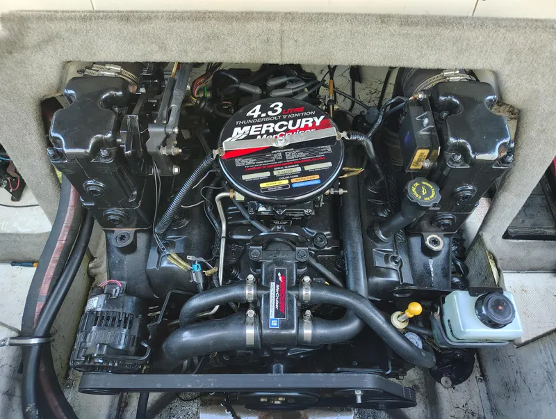 Slide: The Image of Engine of 2000 Maxum 1900 SR boat with Mercury 4.3L V6 motor. - 10