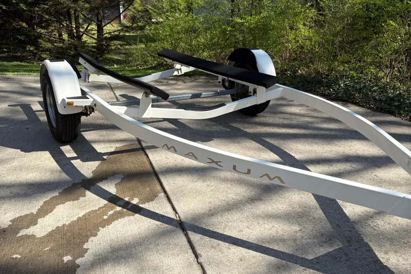 Slide: The Image of Trailer for 2000 Maxum 1900 SR boat on a sunny driveway. - 17