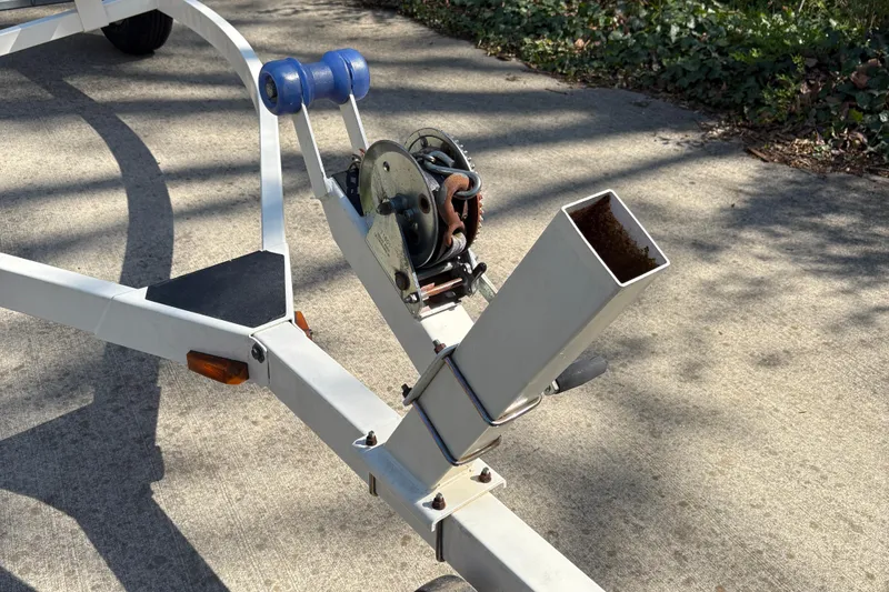 Slide: The Image of Trailer hitch and winch for 2000 Maxum 1900 SR boat on concrete surface. - 18