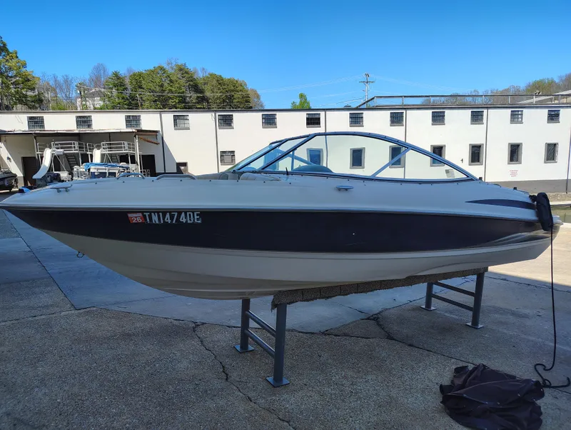 Slide: The Image of 2000 Maxum 1900 SR boat on stand, outdoors, with clear blue sky background. - 3