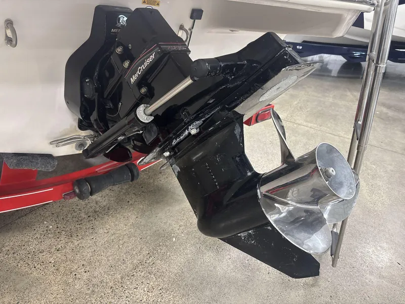 Slide: The Image of 2007 Tahoe Q8i boat with MerCruiser outdrive and stainless steel propeller. - 5