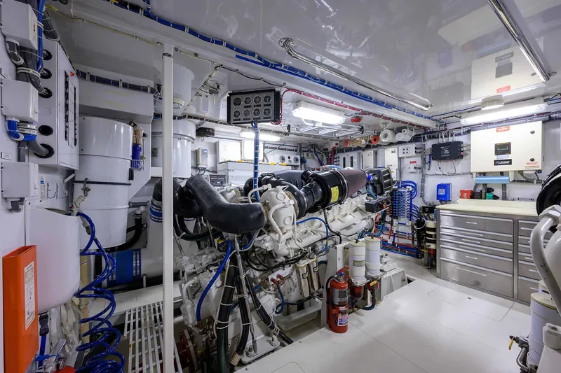 Slide: The Image of Hatteras 80 Motor Yacht 2004 - 116