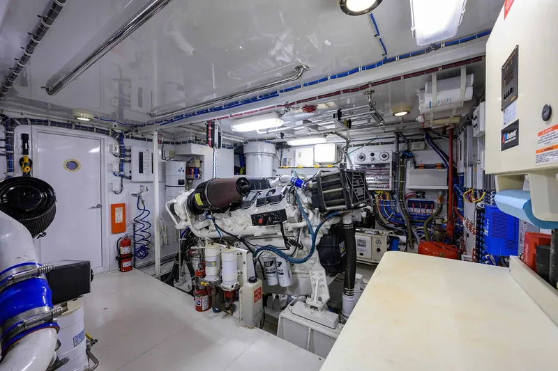 Slide: The Image of Hatteras 80 Motor Yacht 2004 - 117