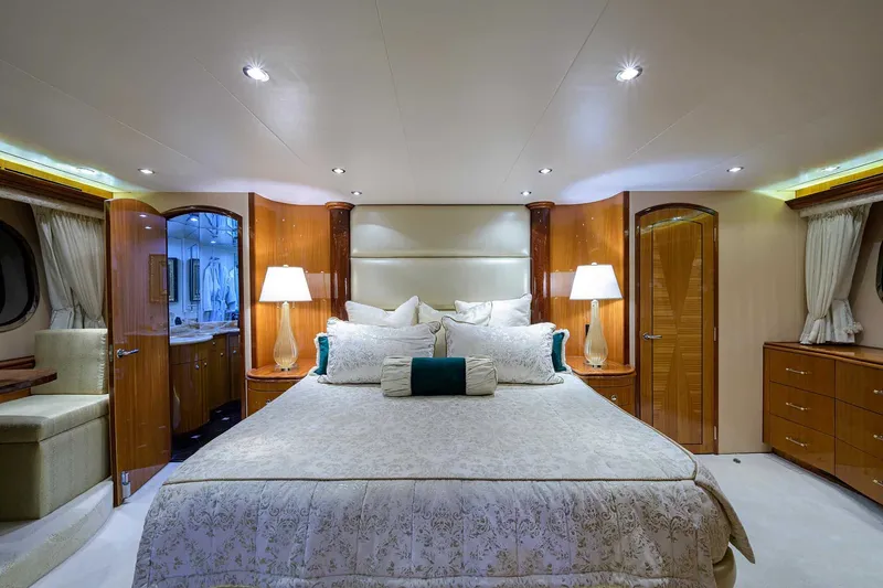 Slide: The Image of Hatteras 80 Motor Yacht 2004 - 76