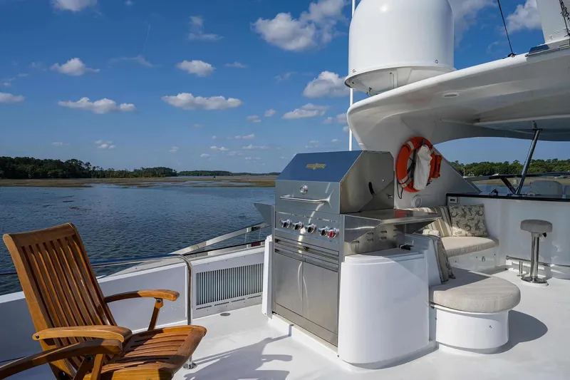 Slide: The Image of Hatteras 80 Motor Yacht 2004 - 31