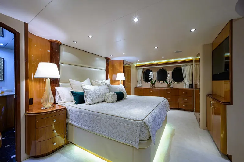 Slide: The Image of Hatteras 80 Motor Yacht 2004 - 77