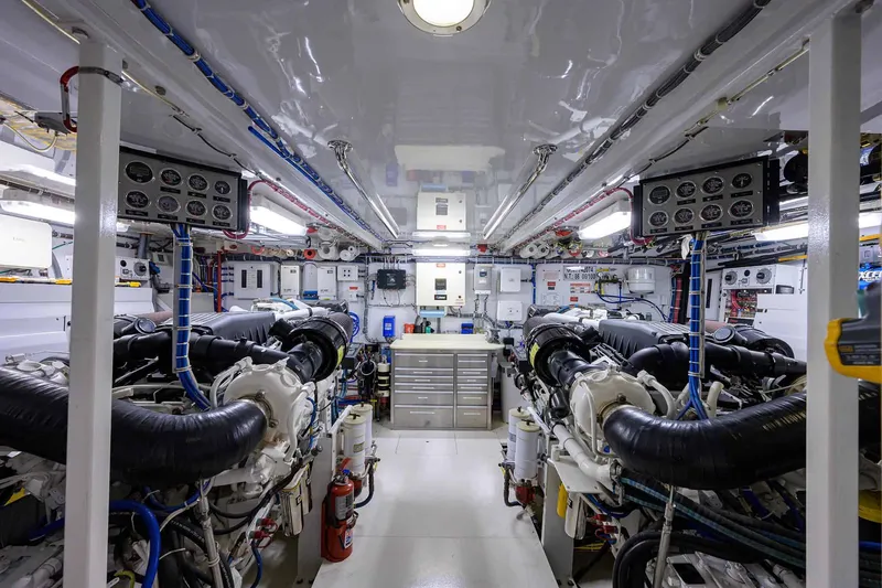 Slide: The Image of Hatteras 80 Motor Yacht 2004 - 111