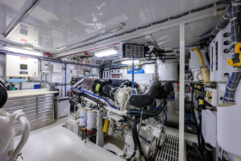 Slide: The Image of Hatteras 80 Motor Yacht 2004 - 115