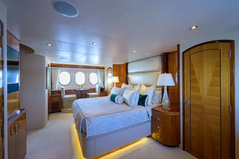 Slide: The Image of Hatteras 80 Motor Yacht 2004 - 79