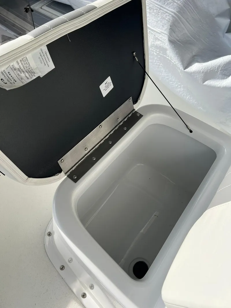 Slide: The Image of 2025 G3 Bay 19 GX boat with Yamaha 115 outboard motor in showroom. - 8