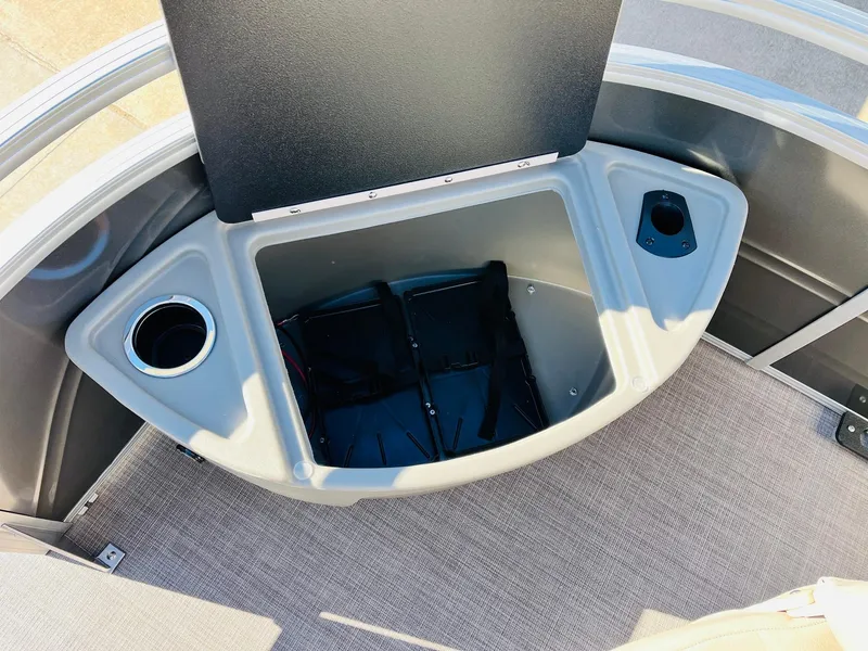 Slide: The Image of Sun Tracker Fishin' Barge 20 DLX 2025 - 61