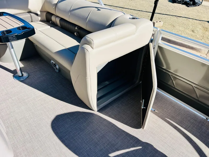 Slide: The Image of Sun Tracker Fishin' Barge 20 DLX 2025 - 63