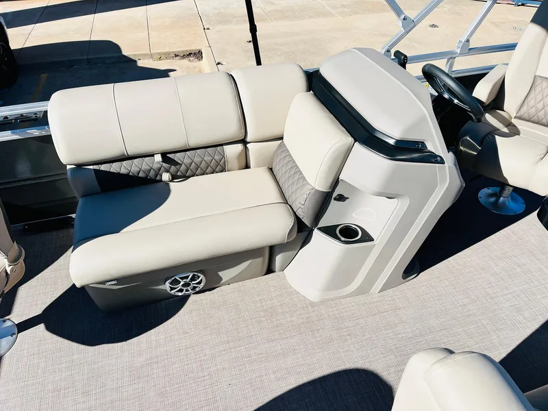 Slide: The Image of Sun Tracker Fishin' Barge 20 DLX 2025 - 64