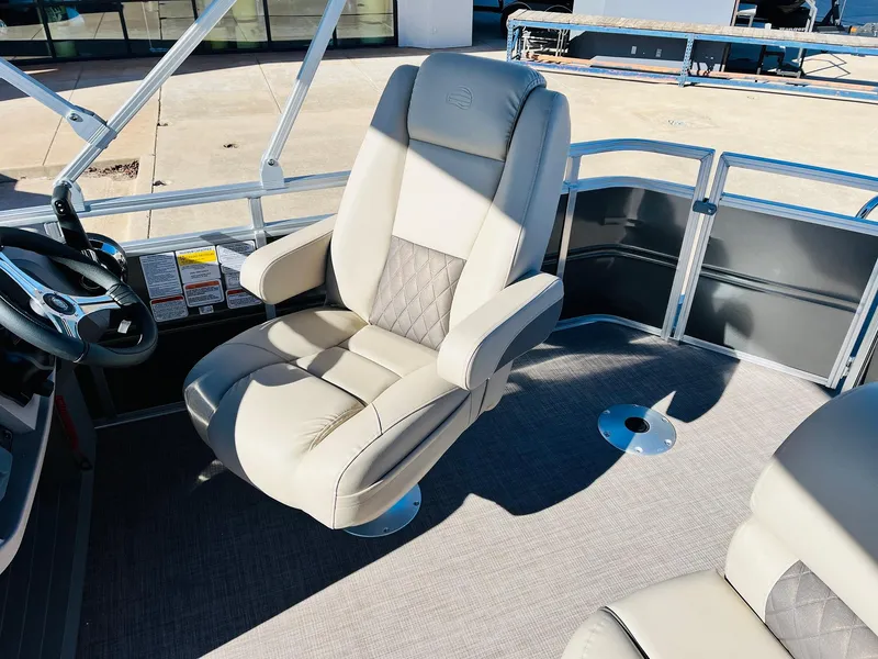 Slide: The Image of Sun Tracker Fishin' Barge 20 DLX 2025 - 73