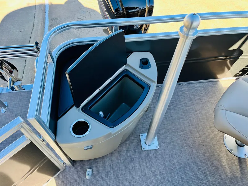 Slide: The Image of Sun Tracker Fishin' Barge 20 DLX 2025 - 85