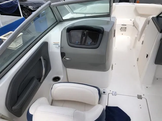 Slide: The Image of Chaparral 224 Sunesta Deluxe 2017 - 12