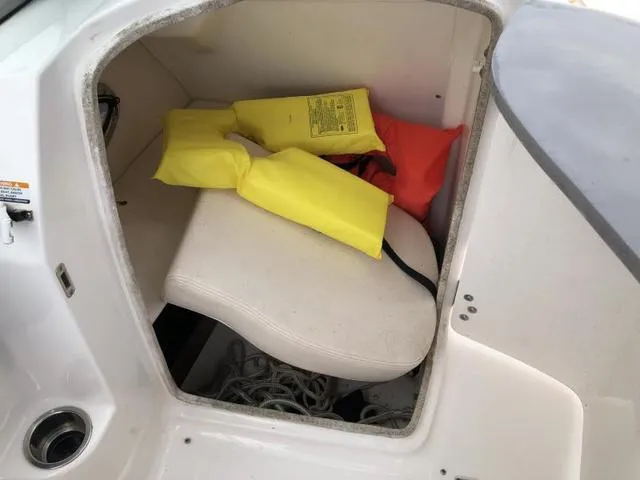 Slide: The Image of Chaparral 224 Sunesta Deluxe 2017 - 28