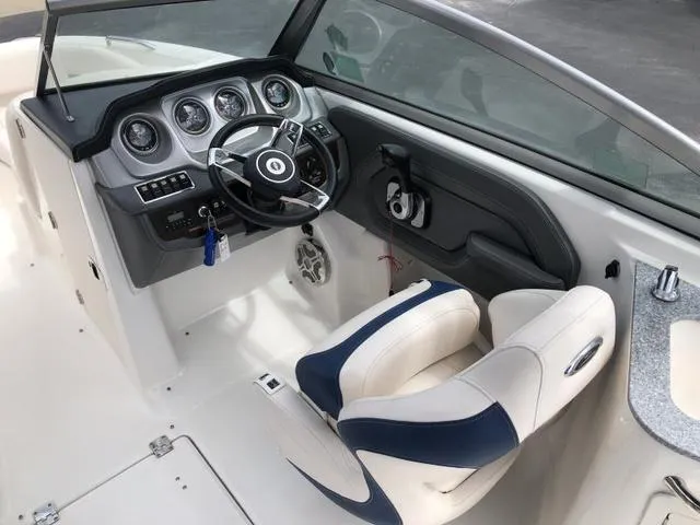 Slide: The Image of Chaparral 224 Sunesta Deluxe 2017 - 31