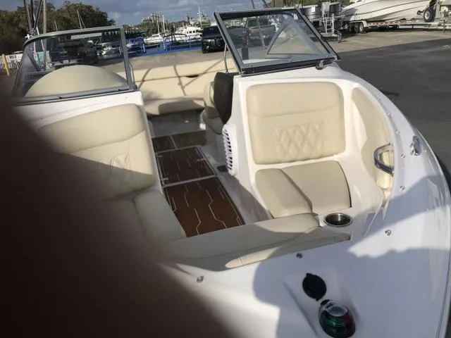 Slide: The Image of Regal 1900 ES Bowrider 2019 - 11