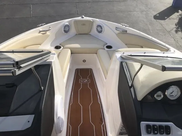 Slide: The Image of Regal 1900 ES Bowrider 2019 - 14