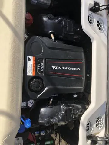 Slide: The Image of Regal 1900 ES Bowrider 2019 - 22