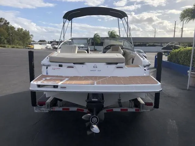 Slide: The Image of Regal 1900 ES Bowrider 2019 - 5