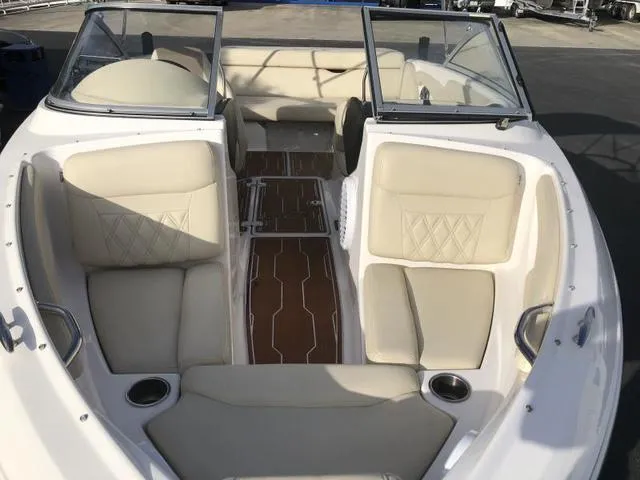 Slide: The Image of Regal 1900 ES Bowrider 2019 - 6