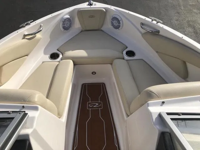 Slide: The Image of Regal 1900 ES Bowrider 2019 - 7