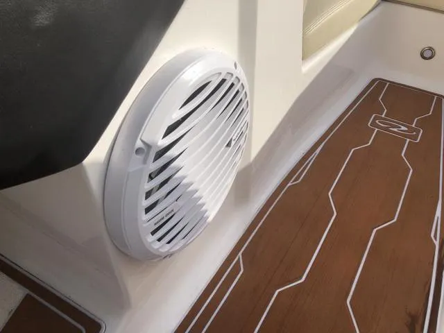 Slide: The Image of Regal 1900 ES Bowrider 2019 - 8