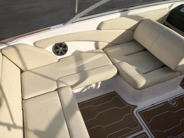 Slide: The Image of Regal 1900 ES Bowrider 2019 - 9