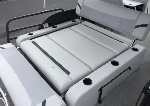 Slide: The Image of 2024 Crest Classic LX 220 SLSC boat battery and electrical system setup. - 12